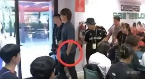 洪明甫辞职引发争议,发布会后态度遭质疑
