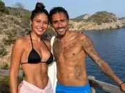 拉菲尼亚与妻子度假后带孩子游迪士尼