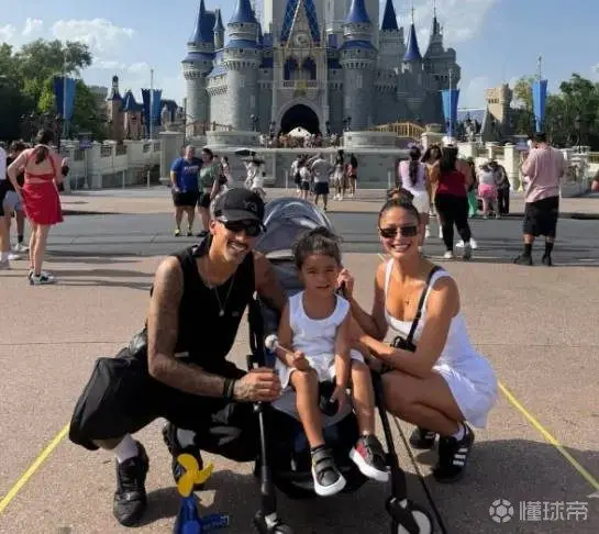 拉菲尼亚与妻子度假后带孩子游迪士尼