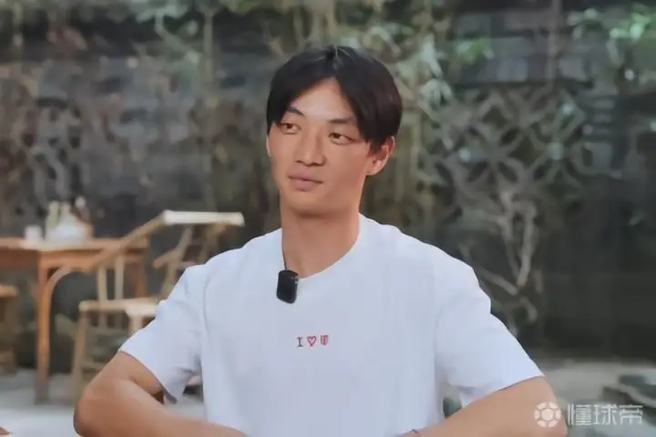 杨明洋:我会说几门语言,包括中英法德,常用法语和蹇韬对话