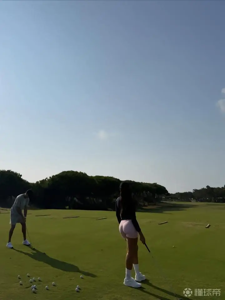 乔治娜与C罗和孩子们的高尔夫时光