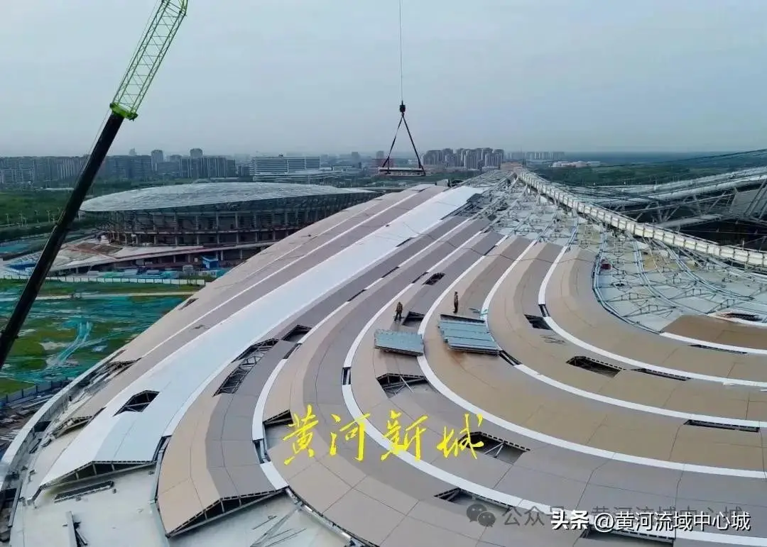 黄河体育中心足球场内部